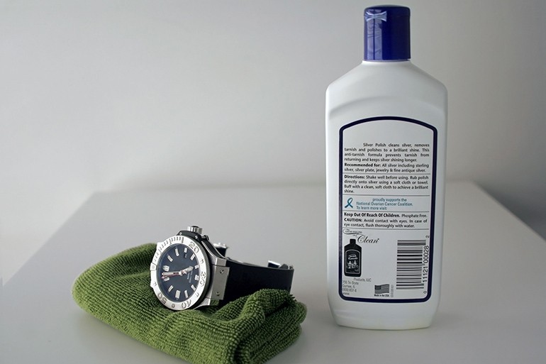 Dùng sáp đánh bóng mặt kính đồng hồ