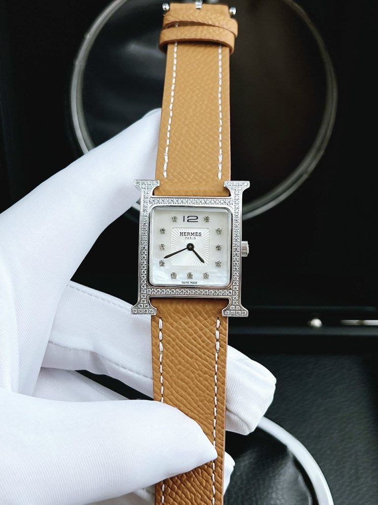 Đồng hồ Hermes mặt vuông đính đá