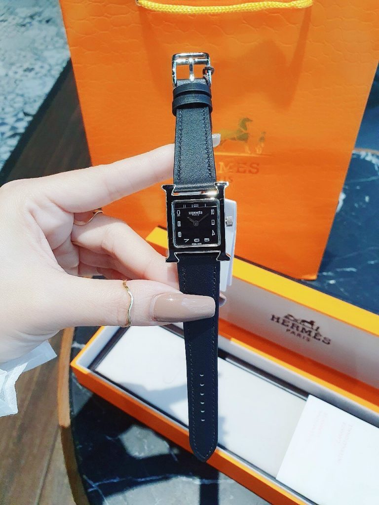 Đồng hồ Hermes màu đen