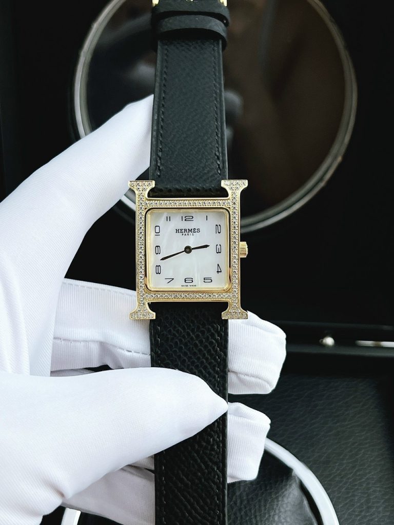 Đồng hồ nữ màu đen Hermes