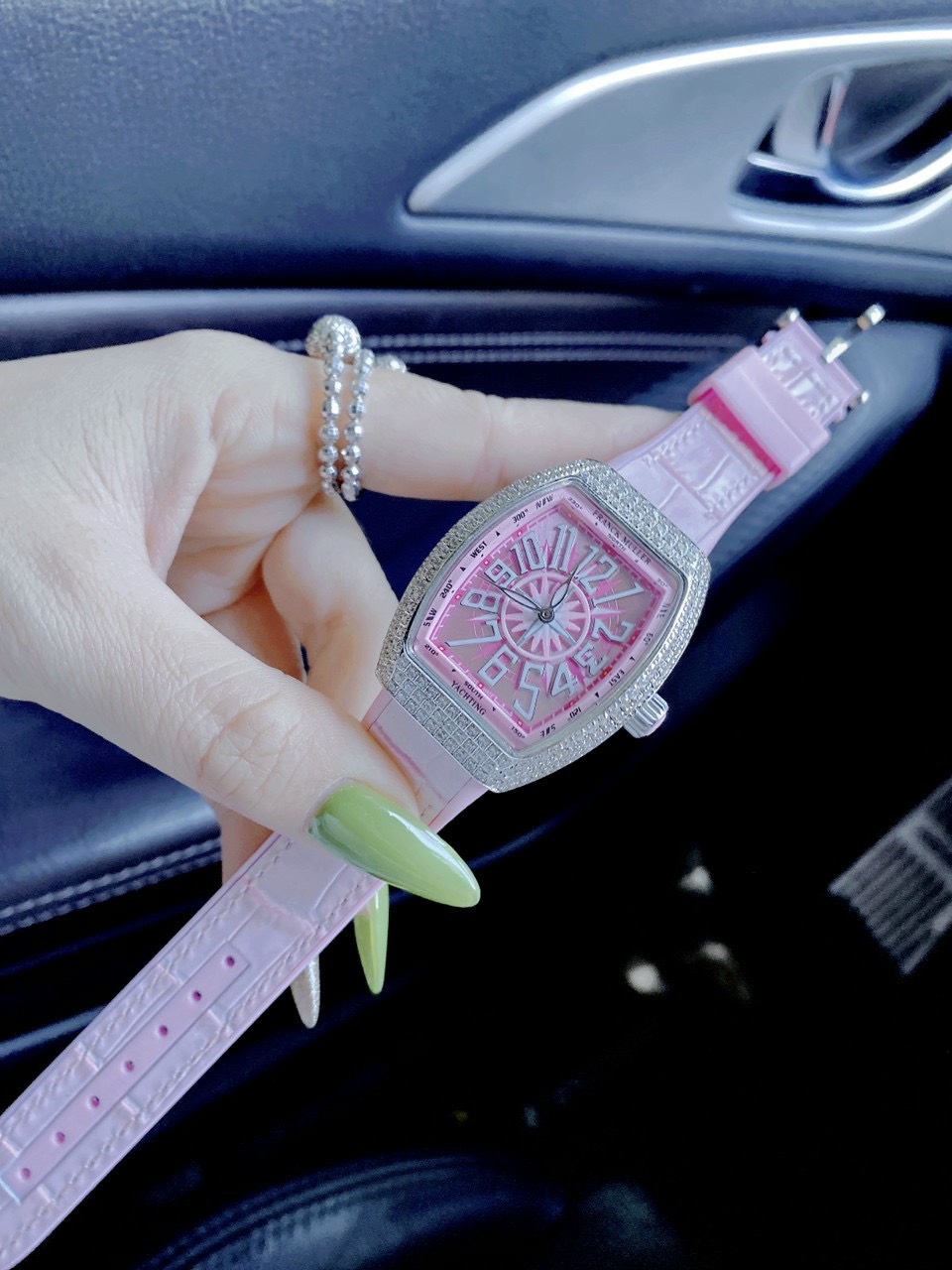 Đồng hồ Franck Muller nữ dây cao su màu hồng Đồng hồ Franck Muller nữ dây cao su màu hồng