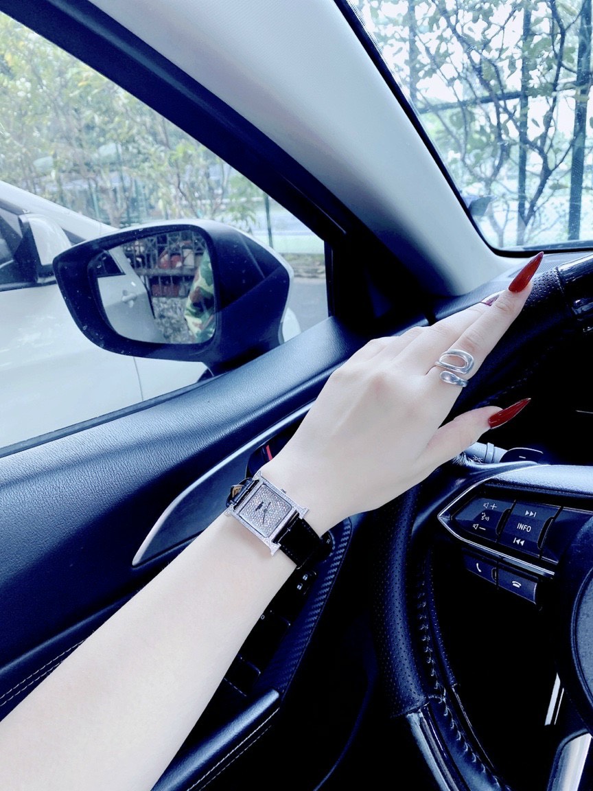 Đồng hồ Hermes nữ dây da màu đen Đồng hồ Hermes nữ dây da màu đen