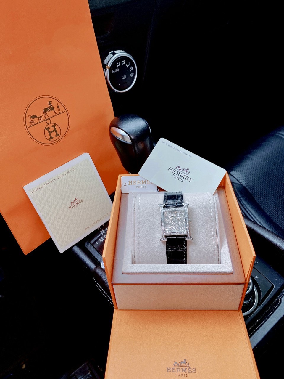 Đồng hồ Hermes nữ mặt vuông đính đá Đồng hồ Hermes nữ mặt vuông đính đá