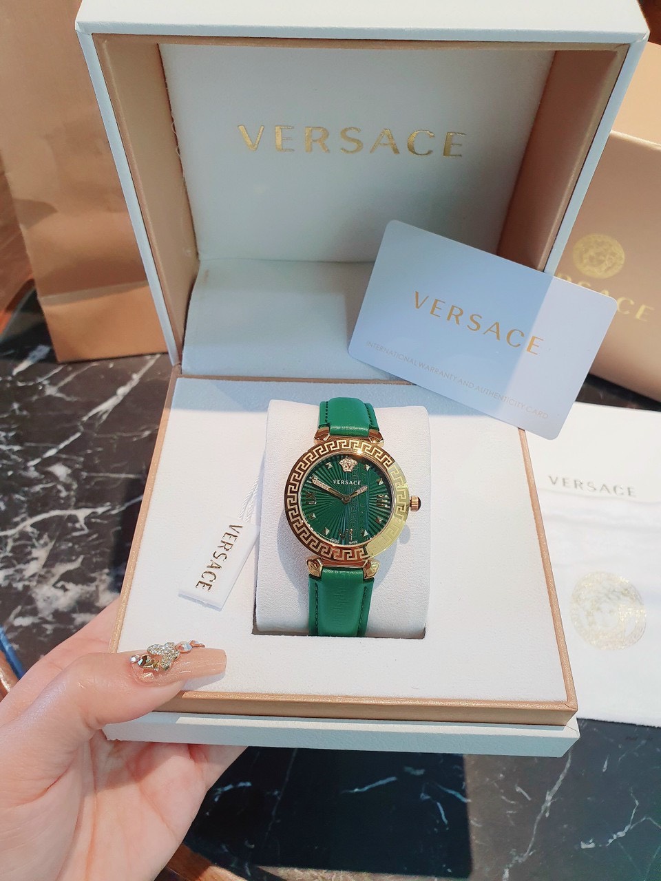 Đồng hồ Versace mặt tròn Đồng hồ Versace mặt tròn