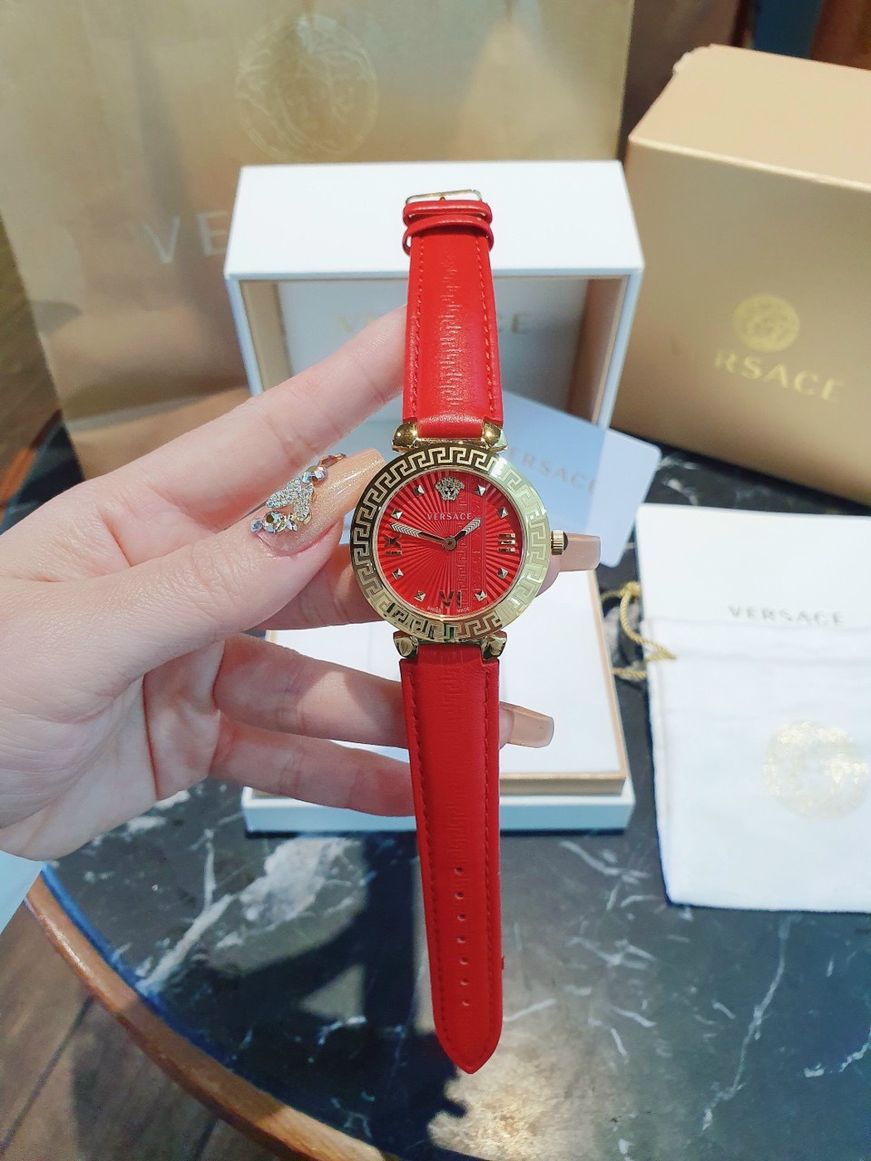 Đồng hồ Versace nữ dây da màu đỏ Đồng hồ Versace nữ dây da màu đỏ