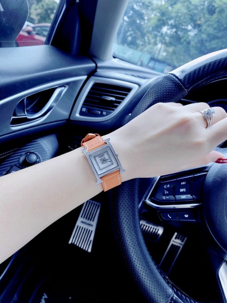 Đồng hồ nữ Hermes mặt vuông đính đá dây da