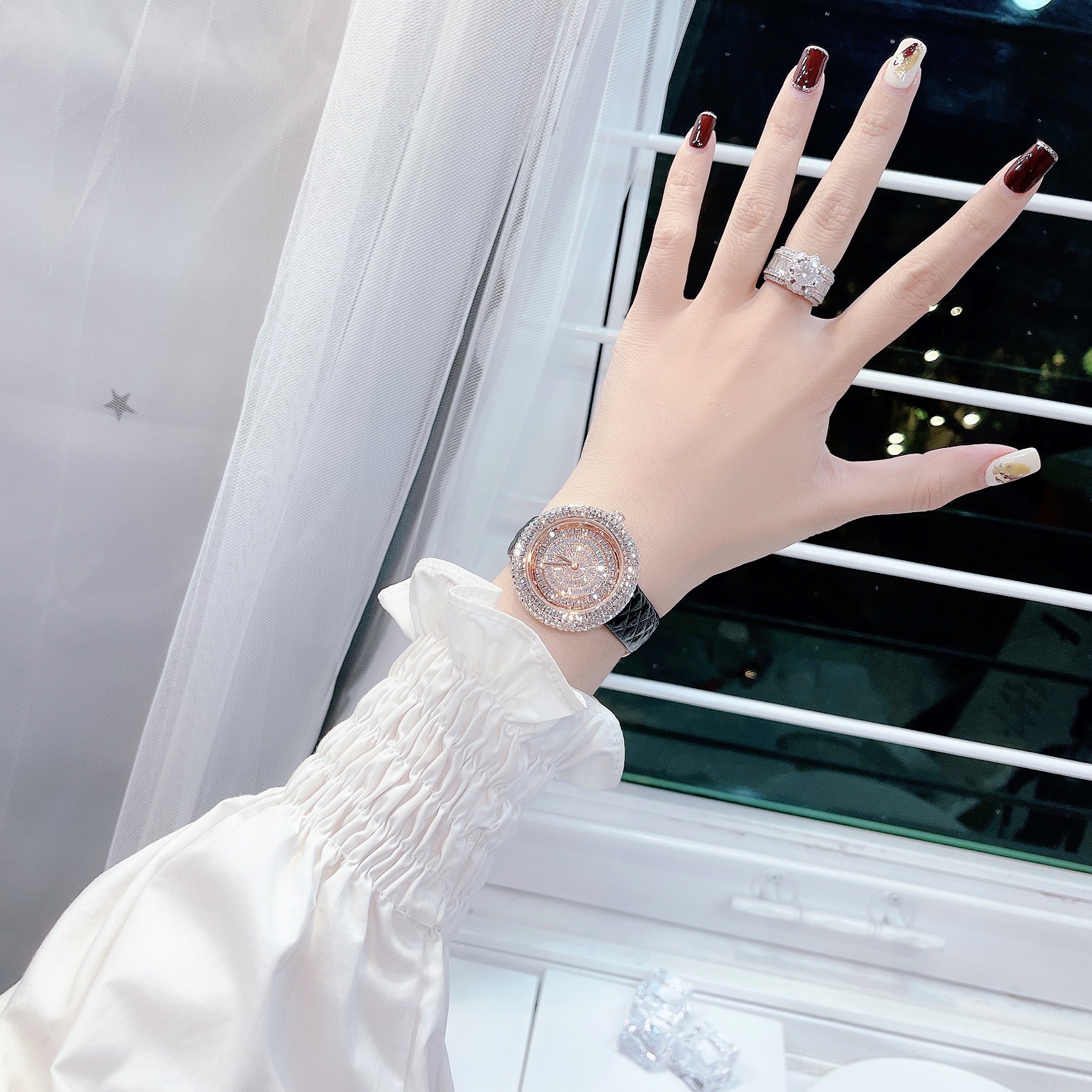 Đồng hồ nữ mặt tròn đính đá DAvena Đồng hồ nữ mặt tròn đính đá DAvena