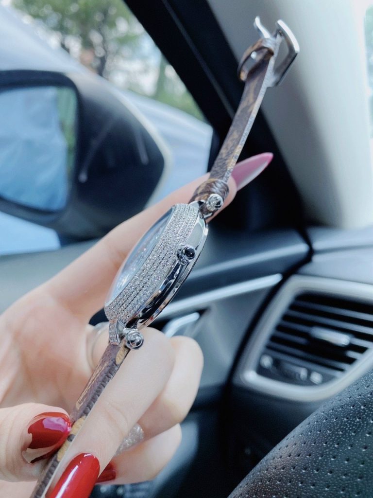 Đồng hồ Louis Vuitton nữ đính đá