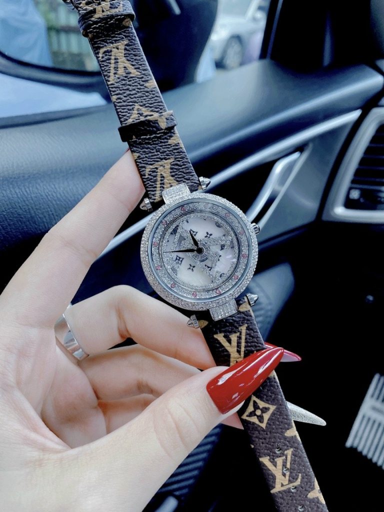 Đồng hồ Louis Vuitton nữ mặt tròn đính đá