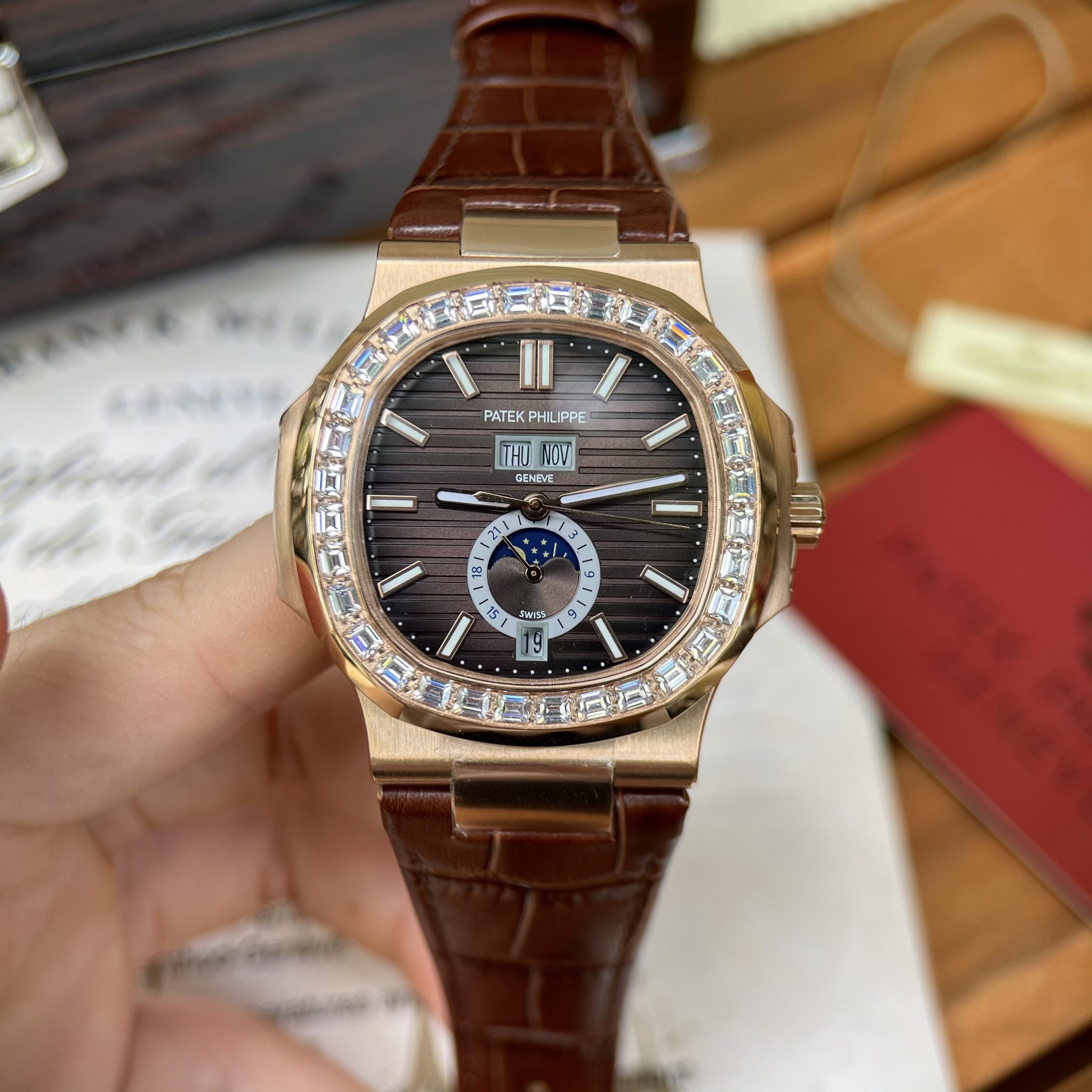 Đồng hồ Patek Philippe 5726 dây da màu nâu Đồng hồ Patek Philippe 5726 dây da màu nâu