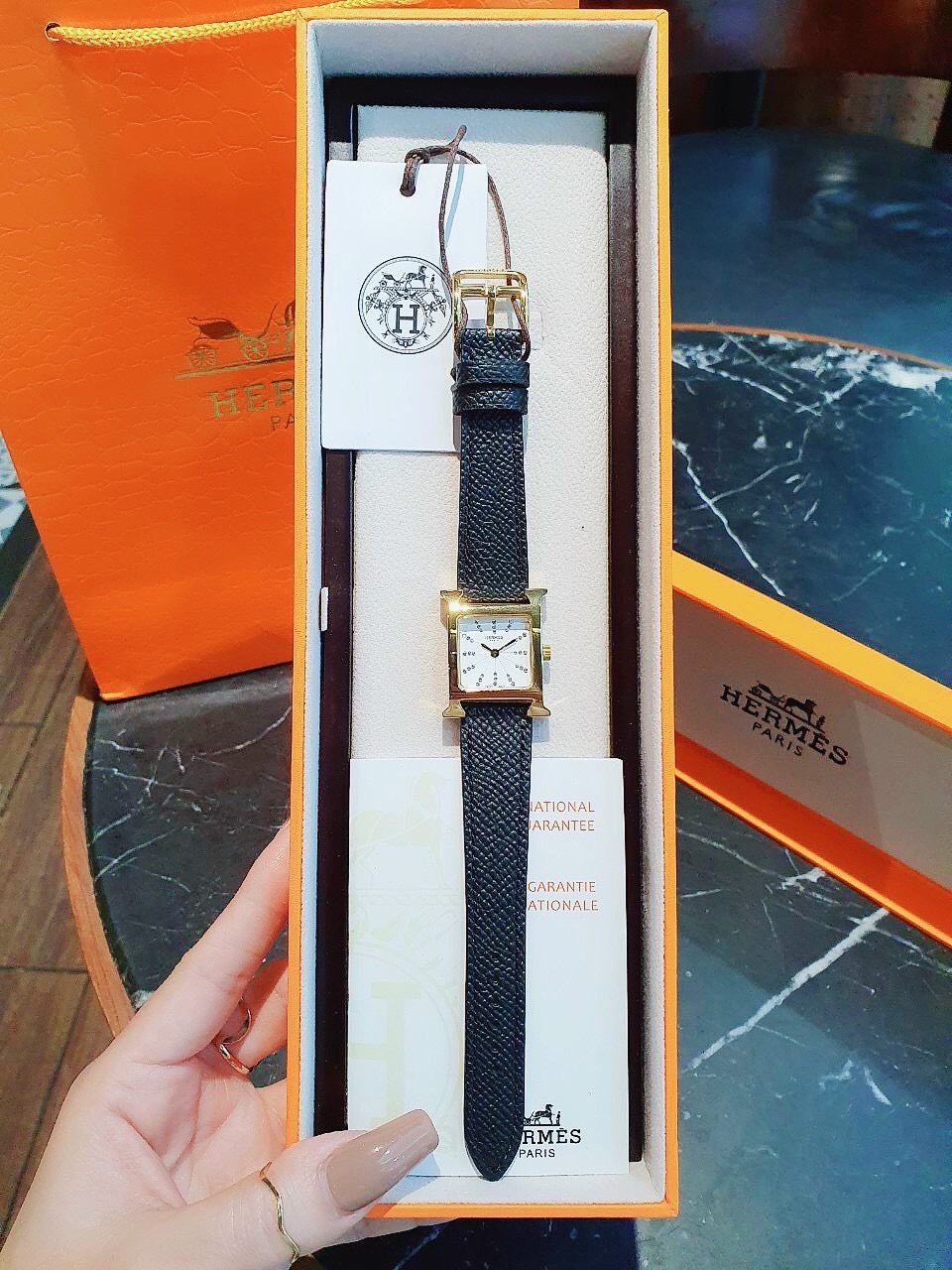 Đồng hồ nữ Hermes màu đen Đồng hồ nữ Hermes màu đen