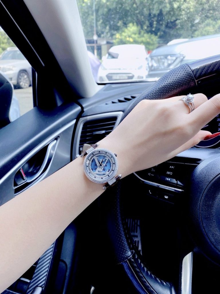 Đồng hồ nữ đính đá Louis Vuitton