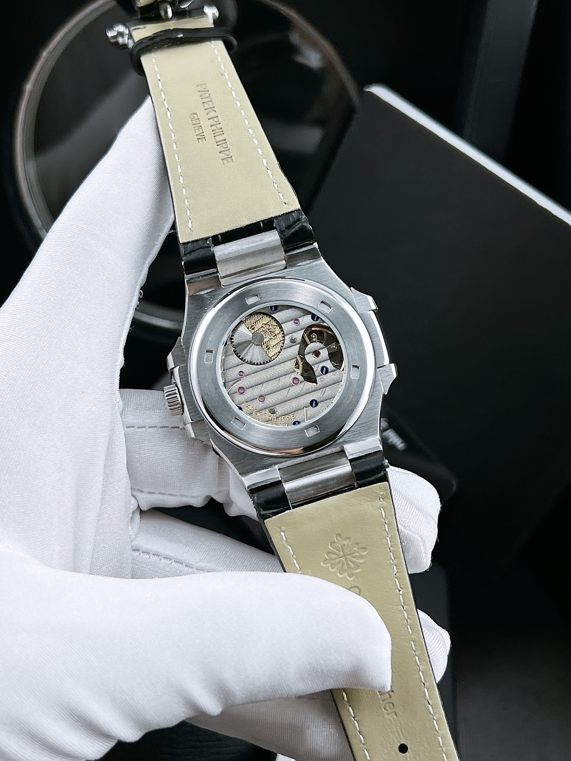 Đồng hồ PAtek Philippe Nautilus 5712 Automatic Đồng hồ PAtek Philippe Nautilus 5712 Automatic