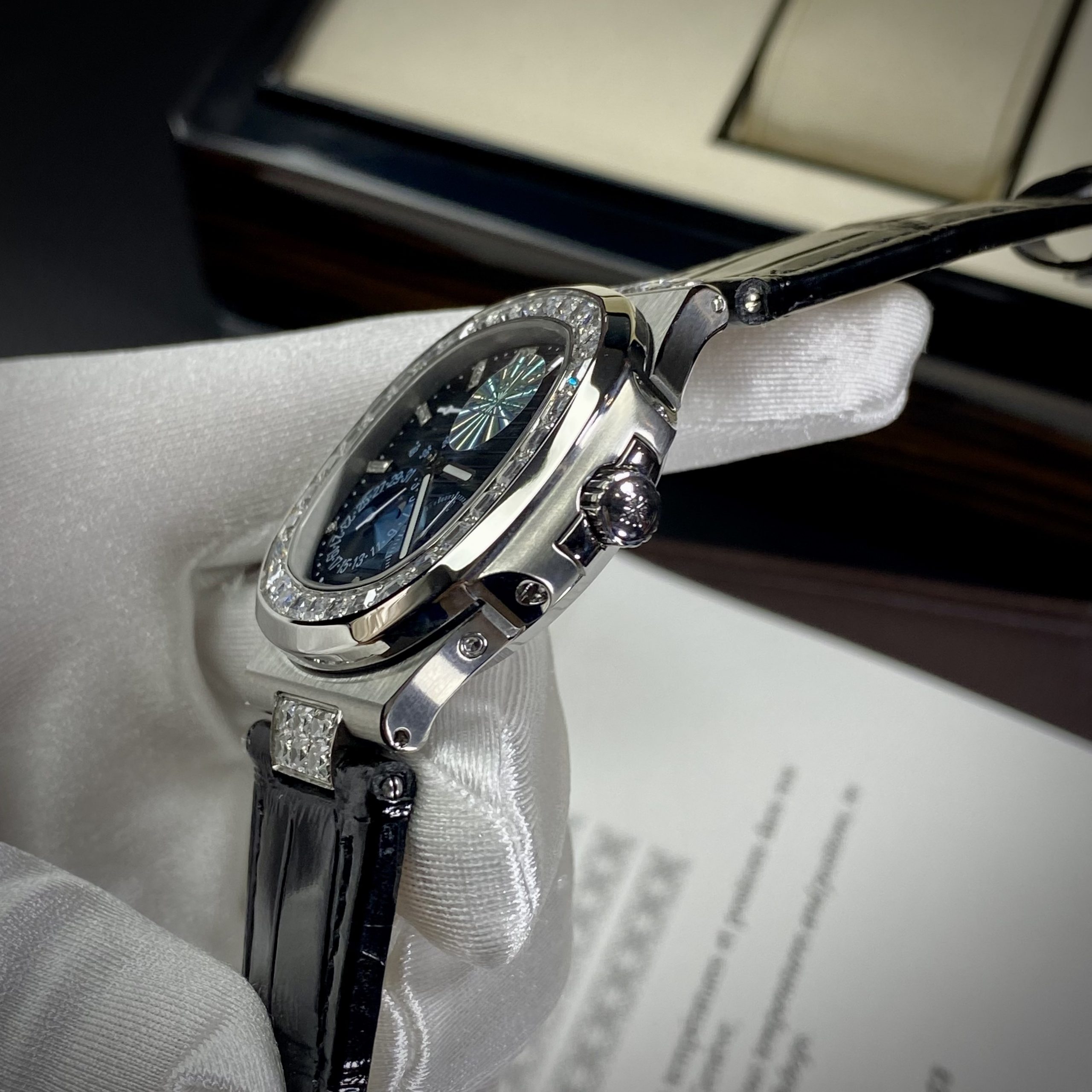 Đồng hồ Patek Philippe Nautilus 5724G Replica 11 Đồng hồ Patek Philippe Nautilus 5724G Replica 11