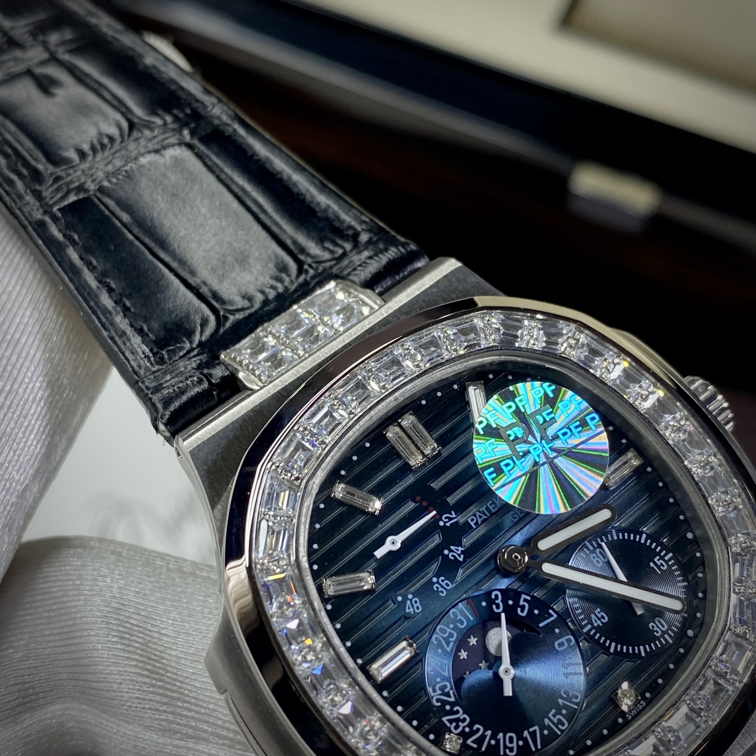 Đồng hồ Patek Philippe Nautilus 5724G Super Fake 11 Đồng hồ Patek Philippe Nautilus 5724G Super Fake 11