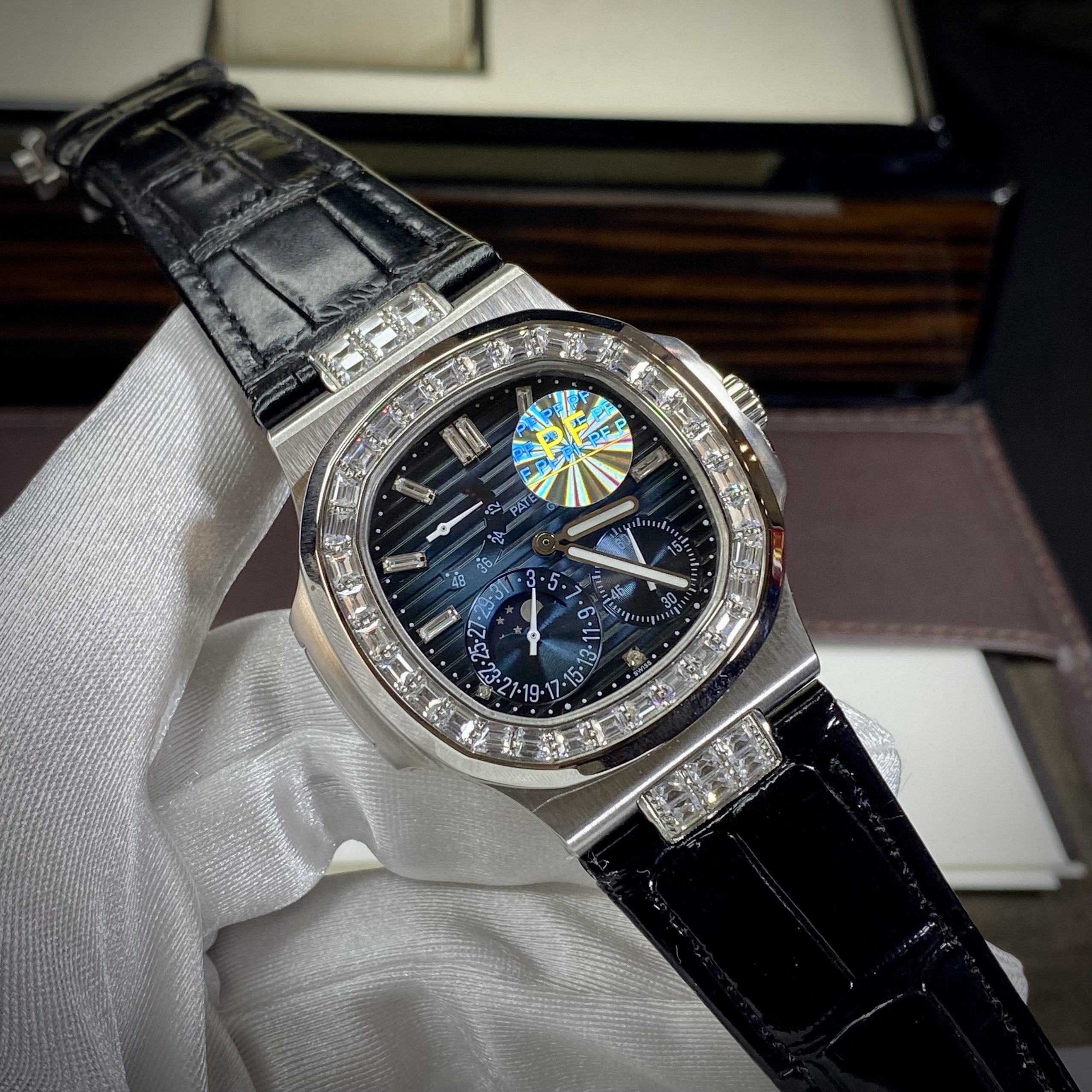 Đồng hồ Patek Philippe Nautilus 5724G nam siêu cấp Đồng hồ Patek Philippe Nautilus 5724G nam siêu cấp