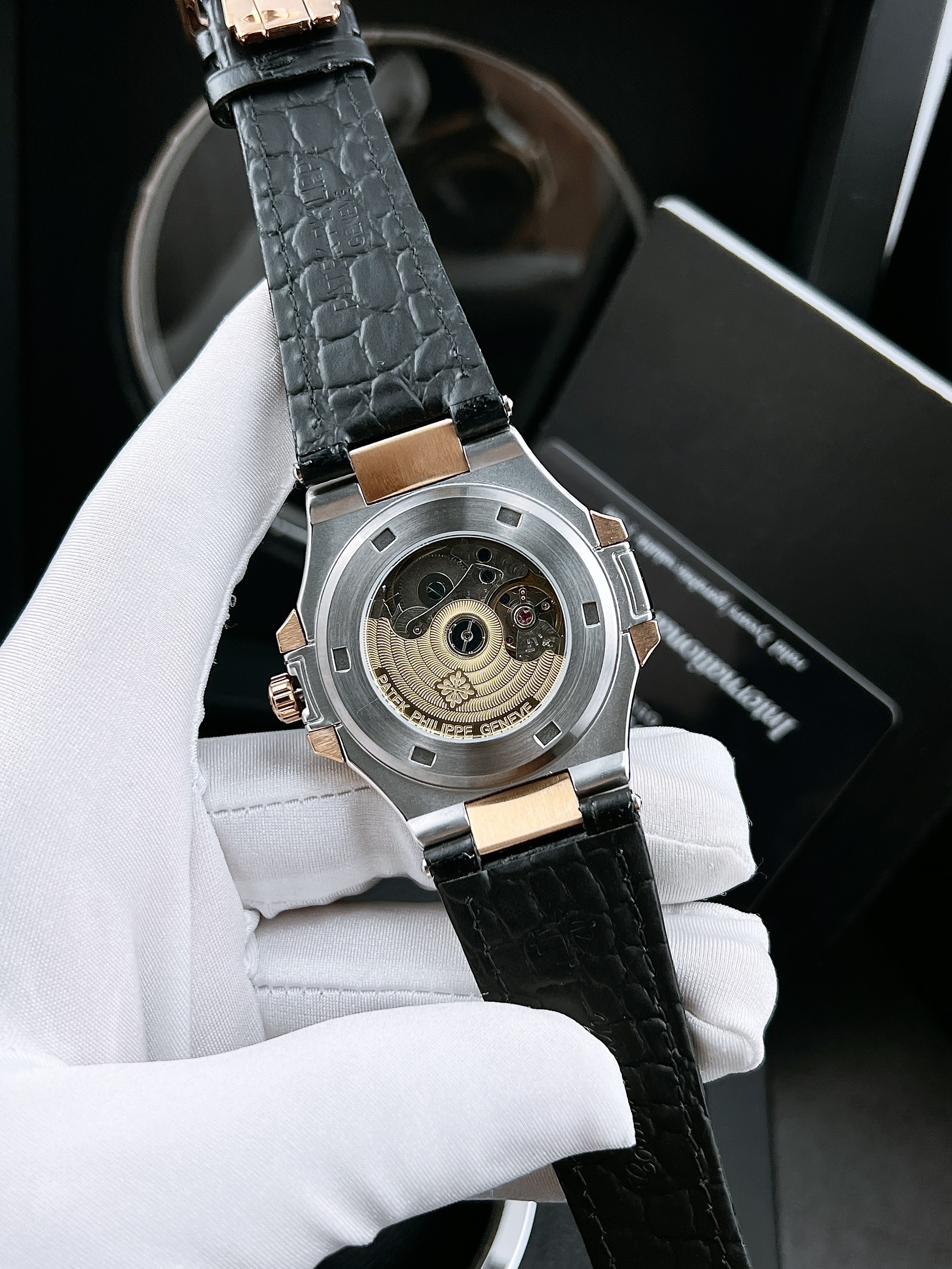 Đồng hồ Patek Philippe Nautilus cơ lộ máy Automatic Đồng hồ Patek Philippe Nautilus cơ lộ máy Automatic