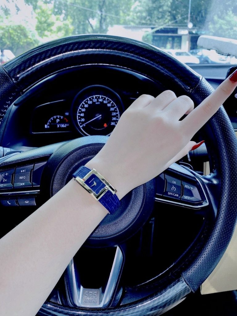 Đồng hồ Versace nữ mặt chữ nhật