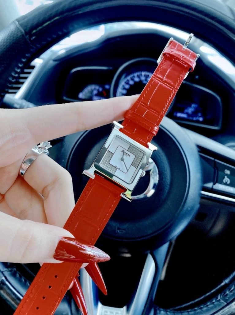 Đồng hồ Hermes nữ siêu cấp dây da màu đỏ