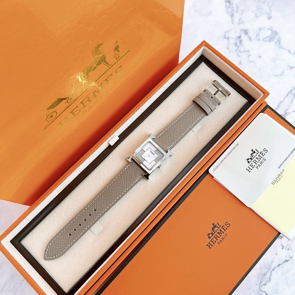Đồng hồ Hermes nữ mặt vuông dây da màu xám