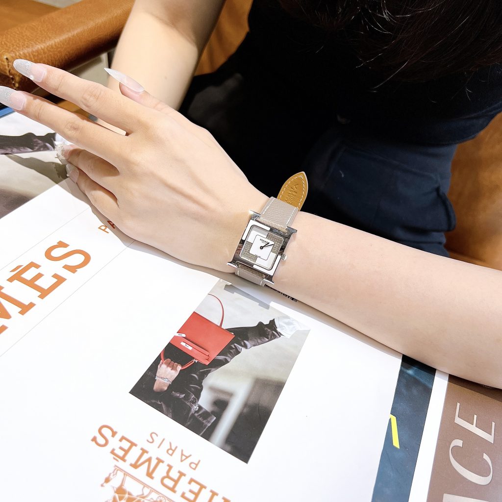 Đồng hồ Hermes nữ mặt vuông dây da màu xám giá rẻ
