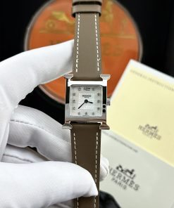 Đồng hồ nữ Hermes mặt vuông dây da màu xám