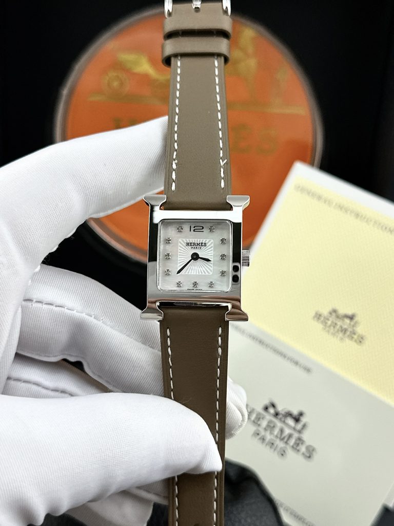 Đồng hồ nữ Hermes mặt vuông dây da màu xám