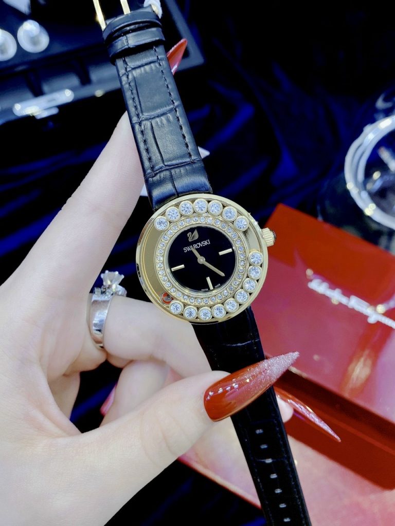 Đồng hồ nữ Swarovski dây da màu đen