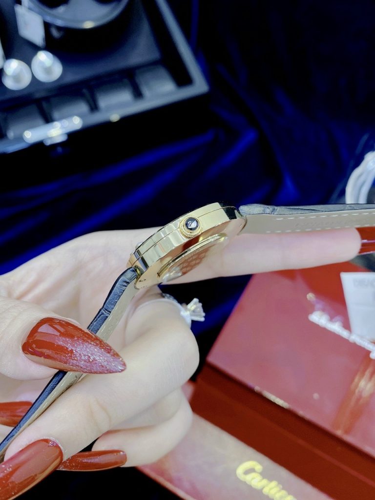 Đồng hồ nữ Swarovski dây da màu đen giá rẻ