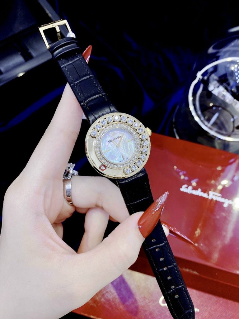 Đồng hồ nữ Swarovski dây da màu đen mặt xà cừ