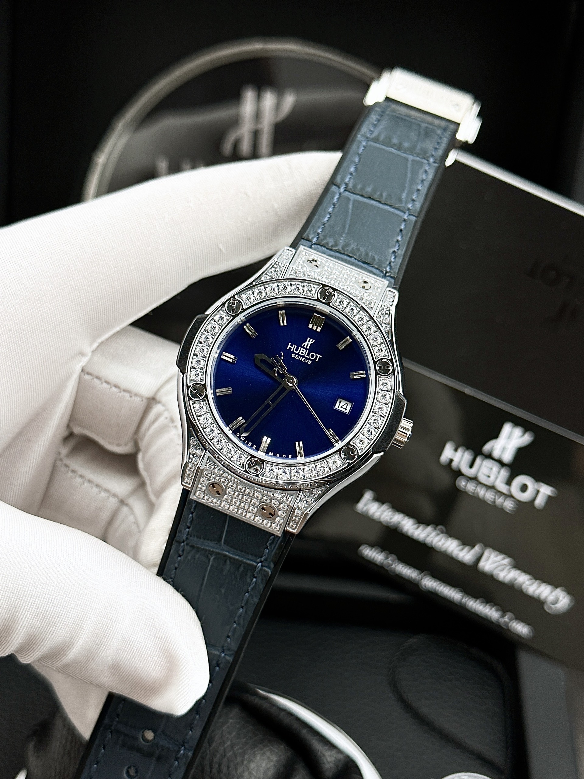 Đồng hồ Hublot giá rẻ nữ đính full đá màu xanh dương máy Nhật Đồng hồ Hublot giá rẻ nữ đính full đá màu xanh dương máy Nhật