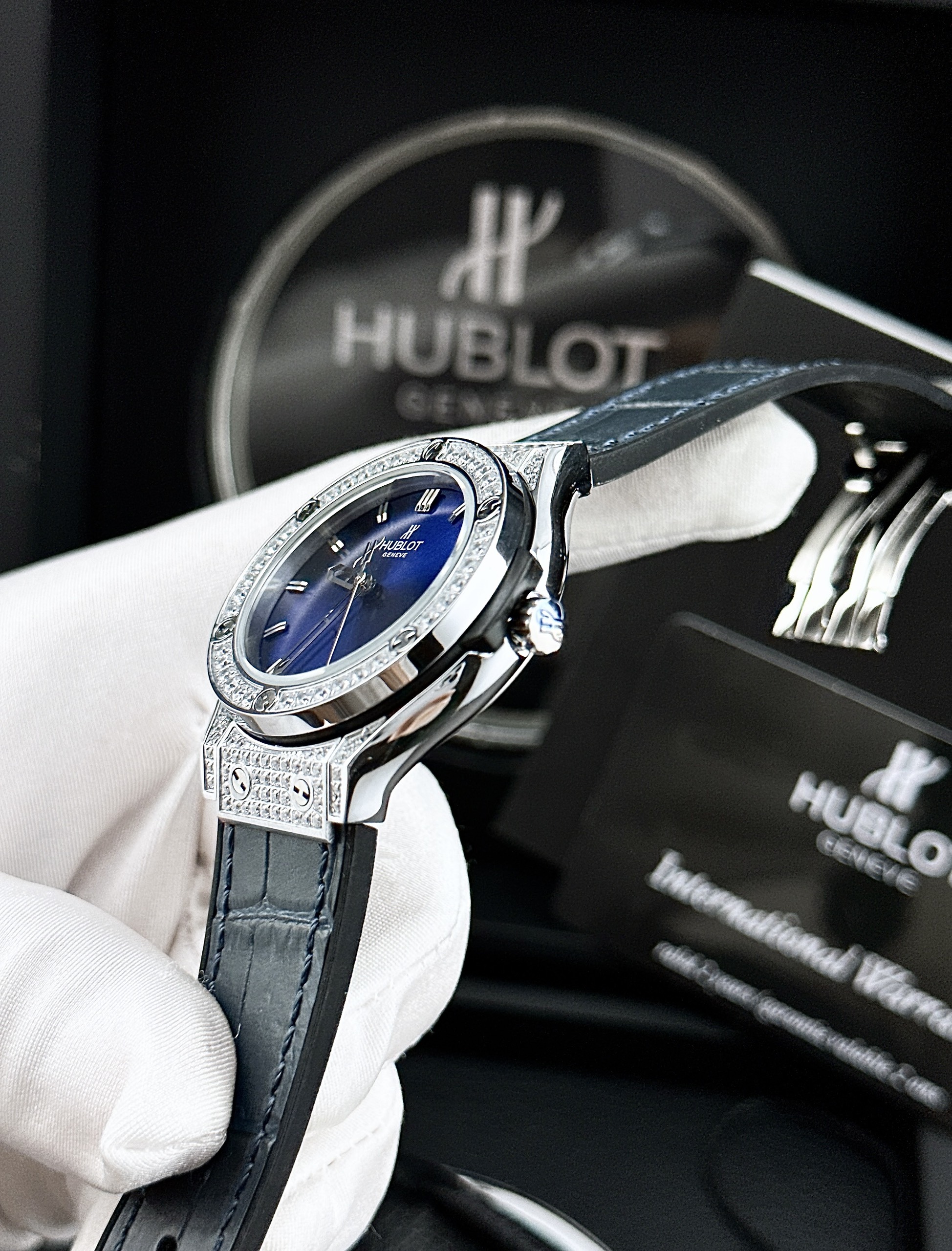 Đồng hồ Hublot giá rẻ nữ đính full đá màu xanh dương máy Nhật Đồng hồ Hublot giá rẻ nữ đính full đá màu xanh dương máy Nhật
