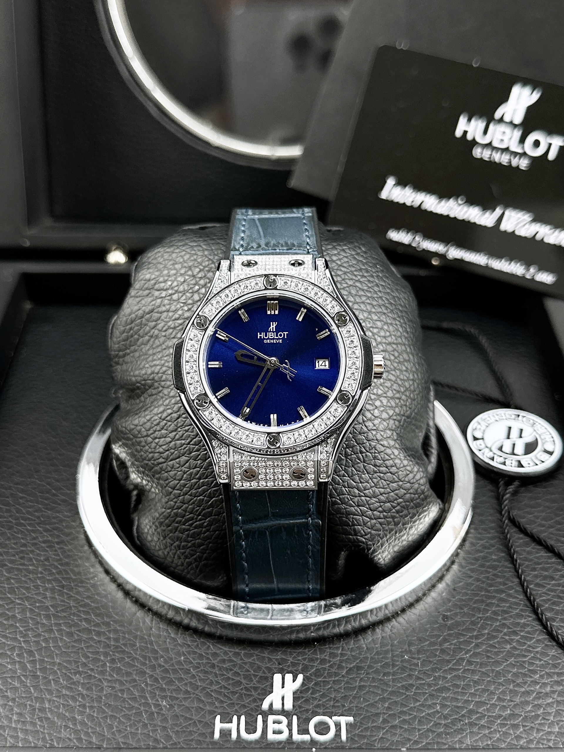 Đồng hồ Hublot giá rẻ nữ đính full đá màu xanh dương máy Nhật Đồng hồ Hublot giá rẻ nữ đính full đá màu xanh dương máy Nhật