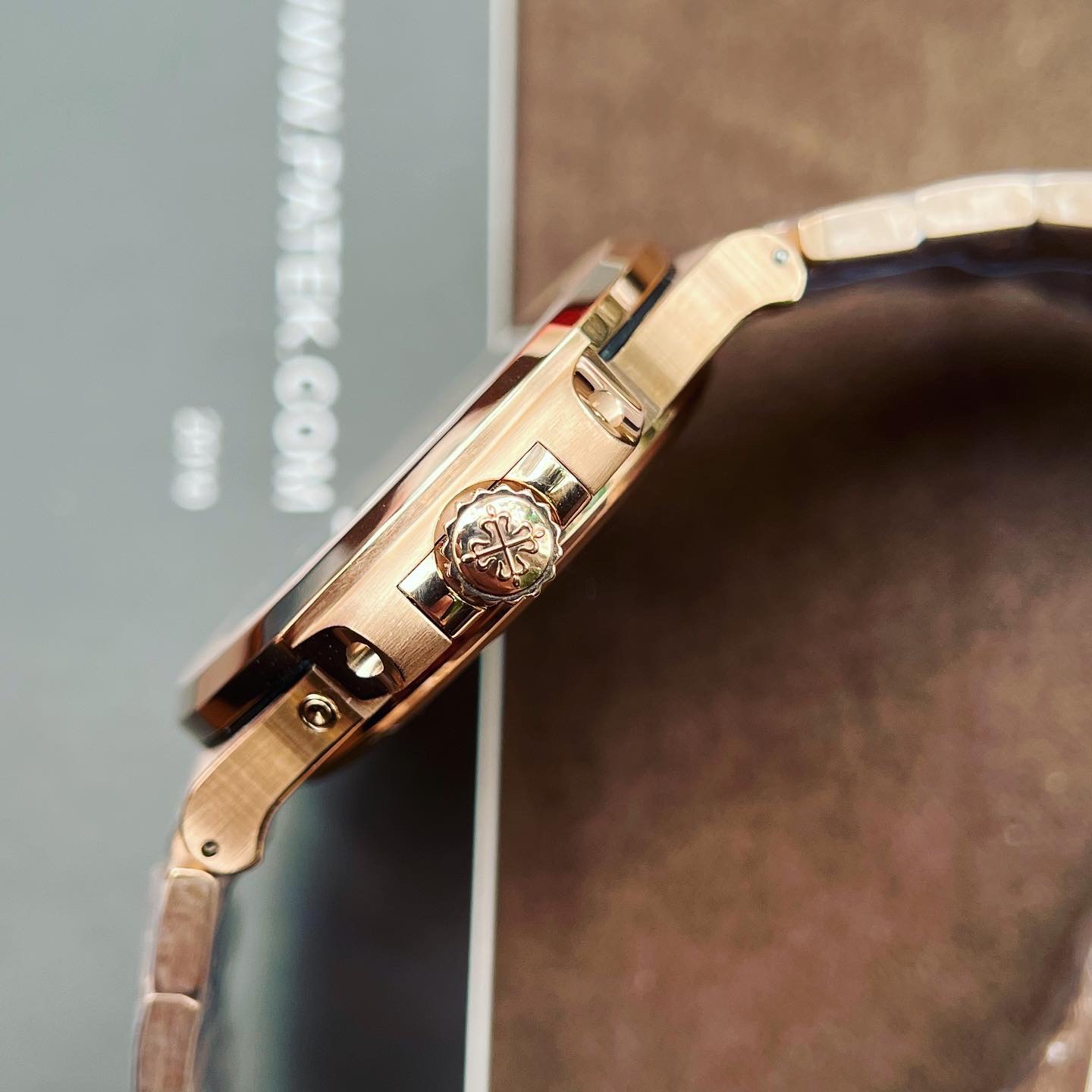 Đồng hồ Patek Philippe Nautilus 5712R Replica 11 mặt Chocolate GR Đồng hồ Patek Philippe Nautilus 5712R Replica 11 mặt Chocolate GR