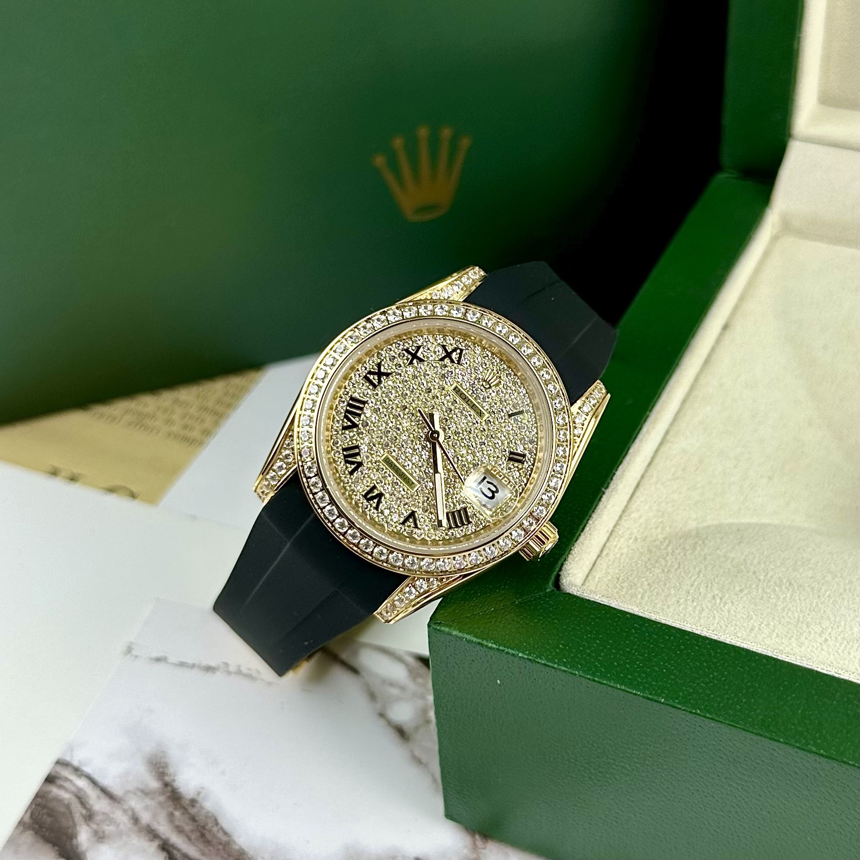 Đồng hồ đính đá Rolex Datejust máy Nhật mạ vàng dây cao su 40mm Đồng hồ đính đá Rolex Datejust máy Nhật mạ vàng dây cao su 40mm