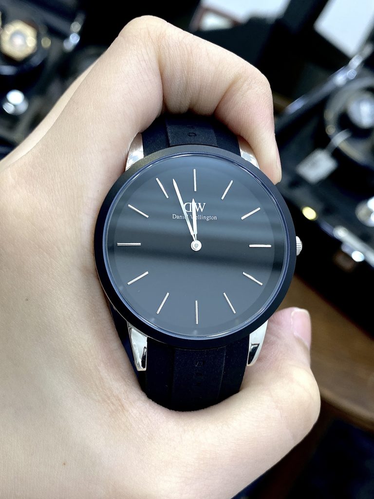 Đồng hồ nam dây cao su Daniel Wellington Iconic Motion màu đen