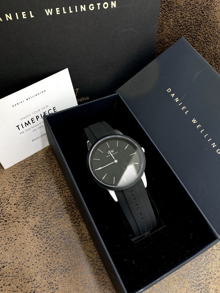 Đồng hồ nam dây cao su Daniel Wellington Iconic Motion màu đen