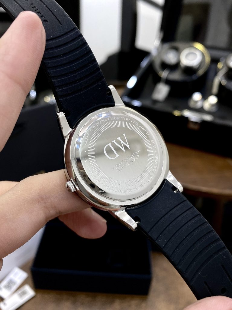 Đồng hồ nam dây cao su Daniel Wellington Iconic Motion màu đen