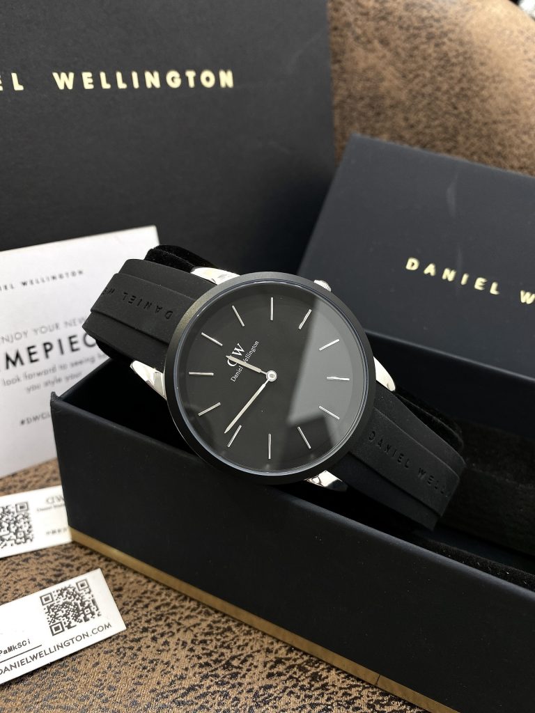 Đồng hồ nam dây cao su Daniel Wellington Iconic Motion màu đen