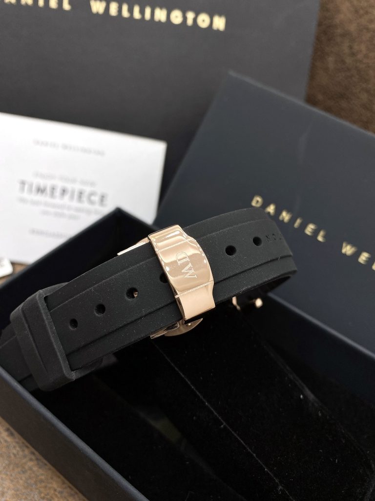 Đồng hồ nam Daniel Wellington Iconic Motion dây cao su màu đen 40mm