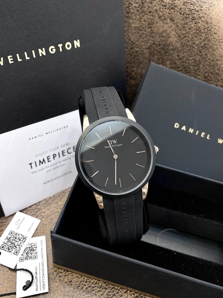 Đồng hồ nam Daniel Wellington Iconic Motion dây cao su màu đen 40mm