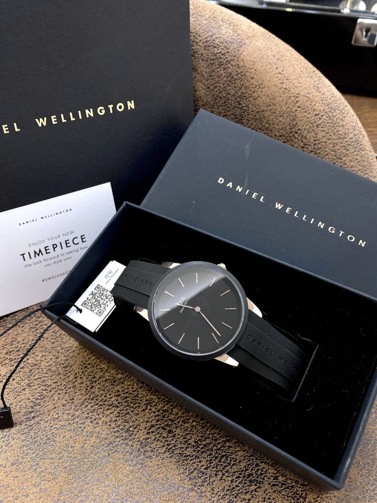 Đồng hồ nam Daniel Wellington Iconic Motion dây cao su màu đen 40mm