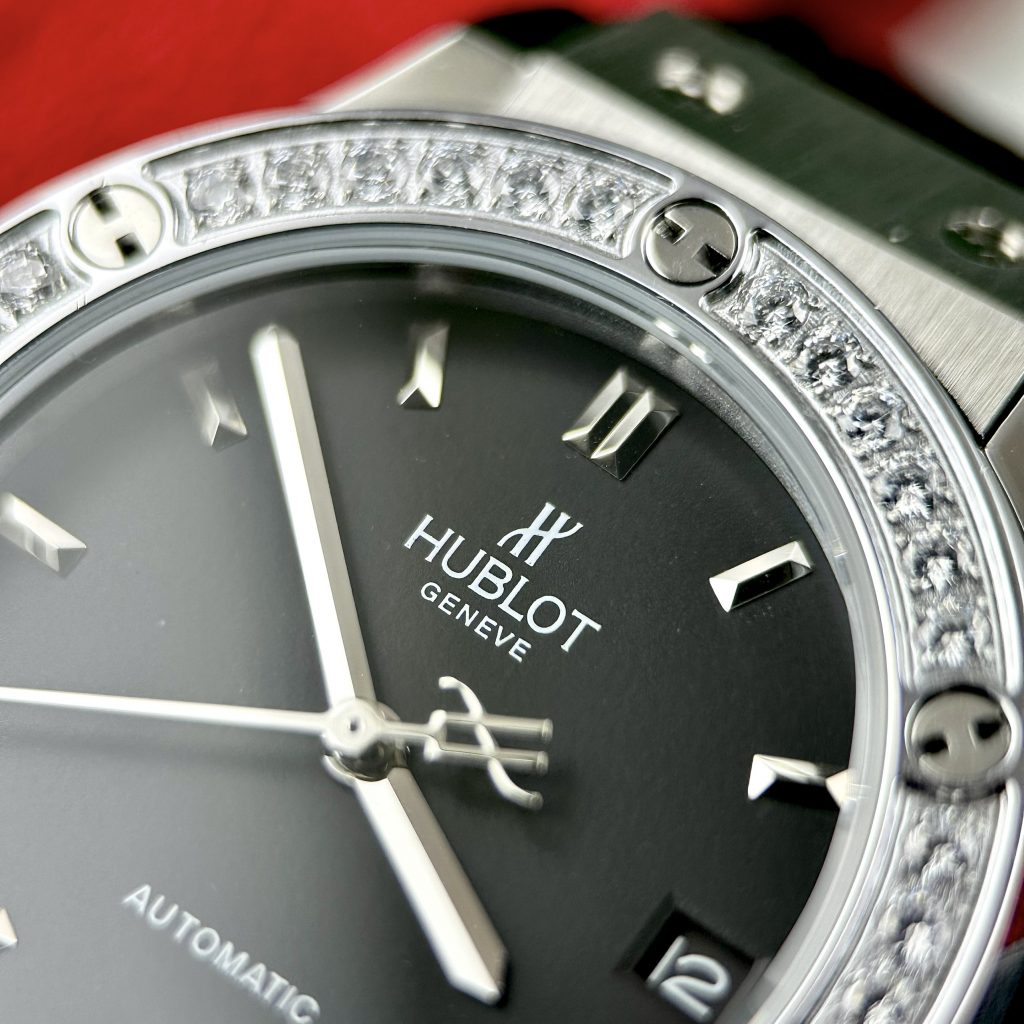 Đồng hồ Hublot máy cơ Nhật giá rẻ màu đen đính đá 33-38-42mm
