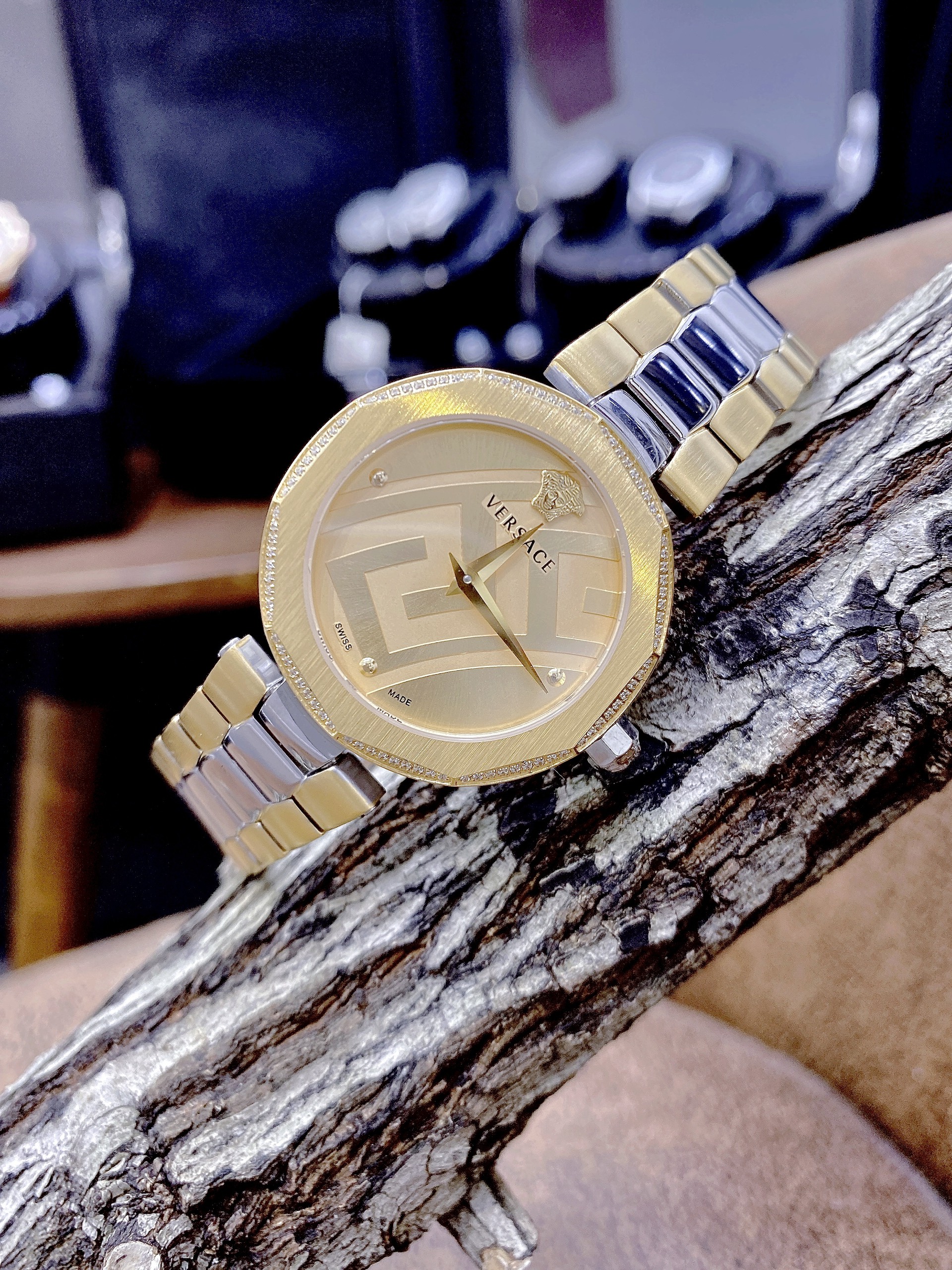 Đồng hồ nữ Versace Idiya like auth dây kim loại Demi Gold đính đá Đồng hồ nữ Versace Idiya like auth dây kim loại Demi Gold đính đá