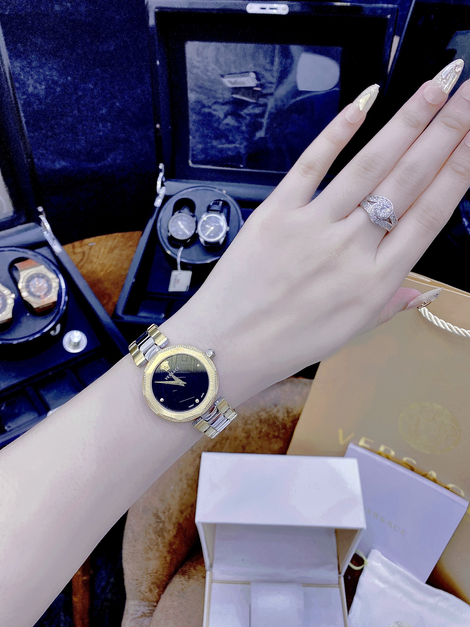 Đồng hồ nữ Versace Idiya like auth dây kim loại Demi Gold Đồng hồ nữ Versace Idiya like auth dây kim loại Demi Gold đính đá