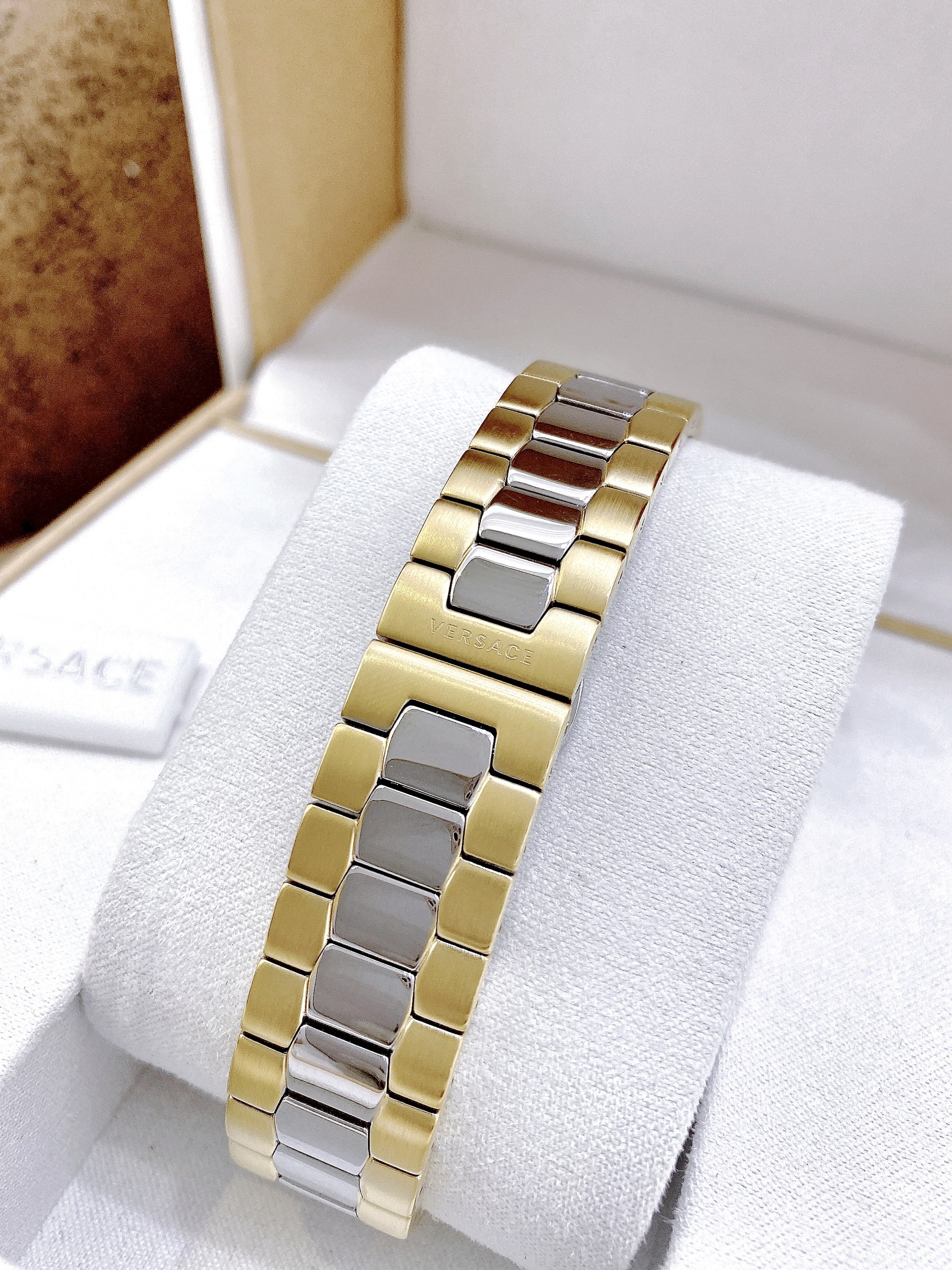 Đồng hồ nữ Versace Idiya like auth dây kim loại Demi Gold đính đá Đồng hồ nữ Versace Idiya like auth dây kim loại Demi Gold đính đá