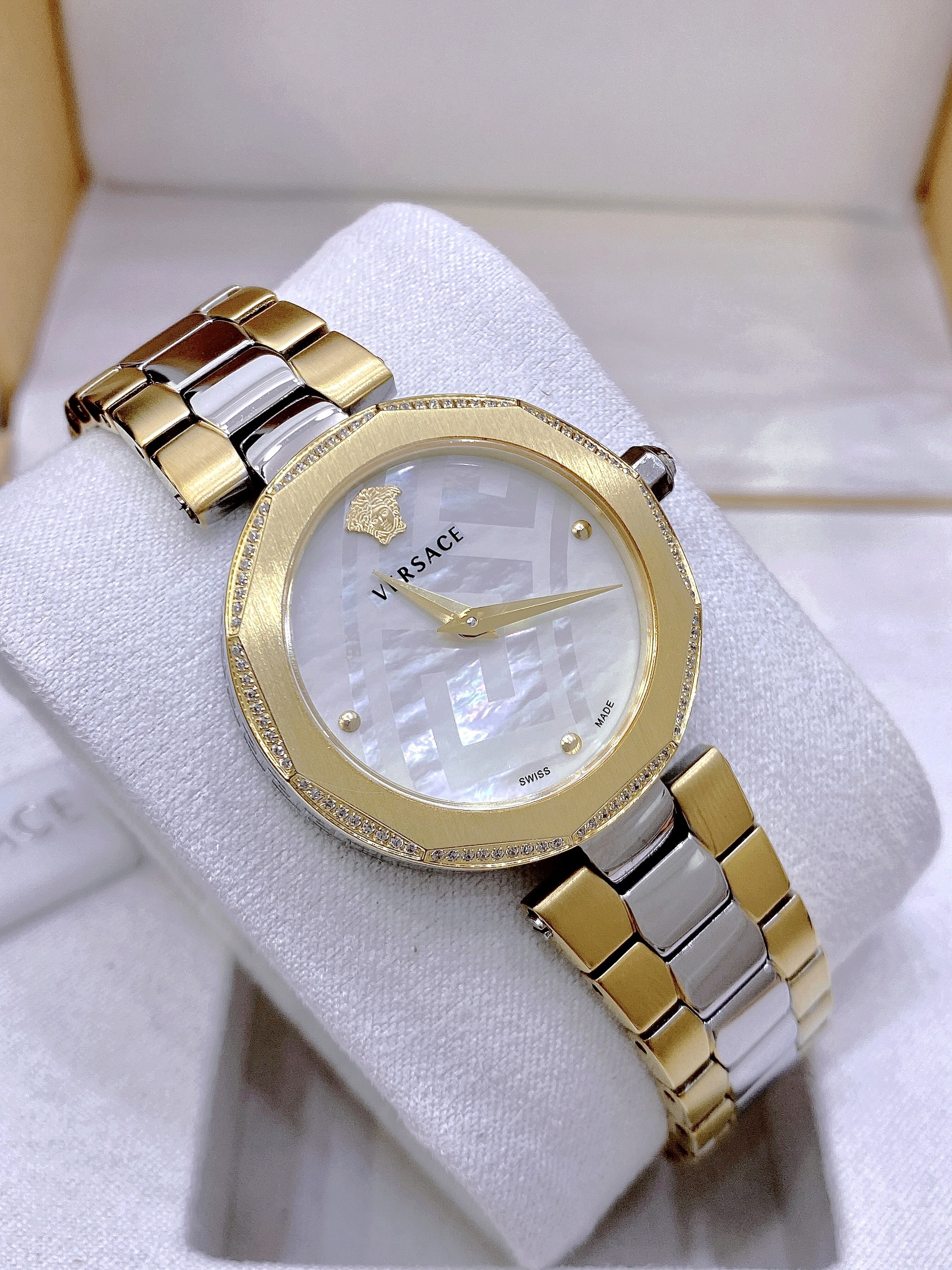 z4224332438289_30859b7d9bf06404a3657975df8ad324 Đồng hồ nữ Versace Idiya like auth dây kim loại Demi Gold đính đá