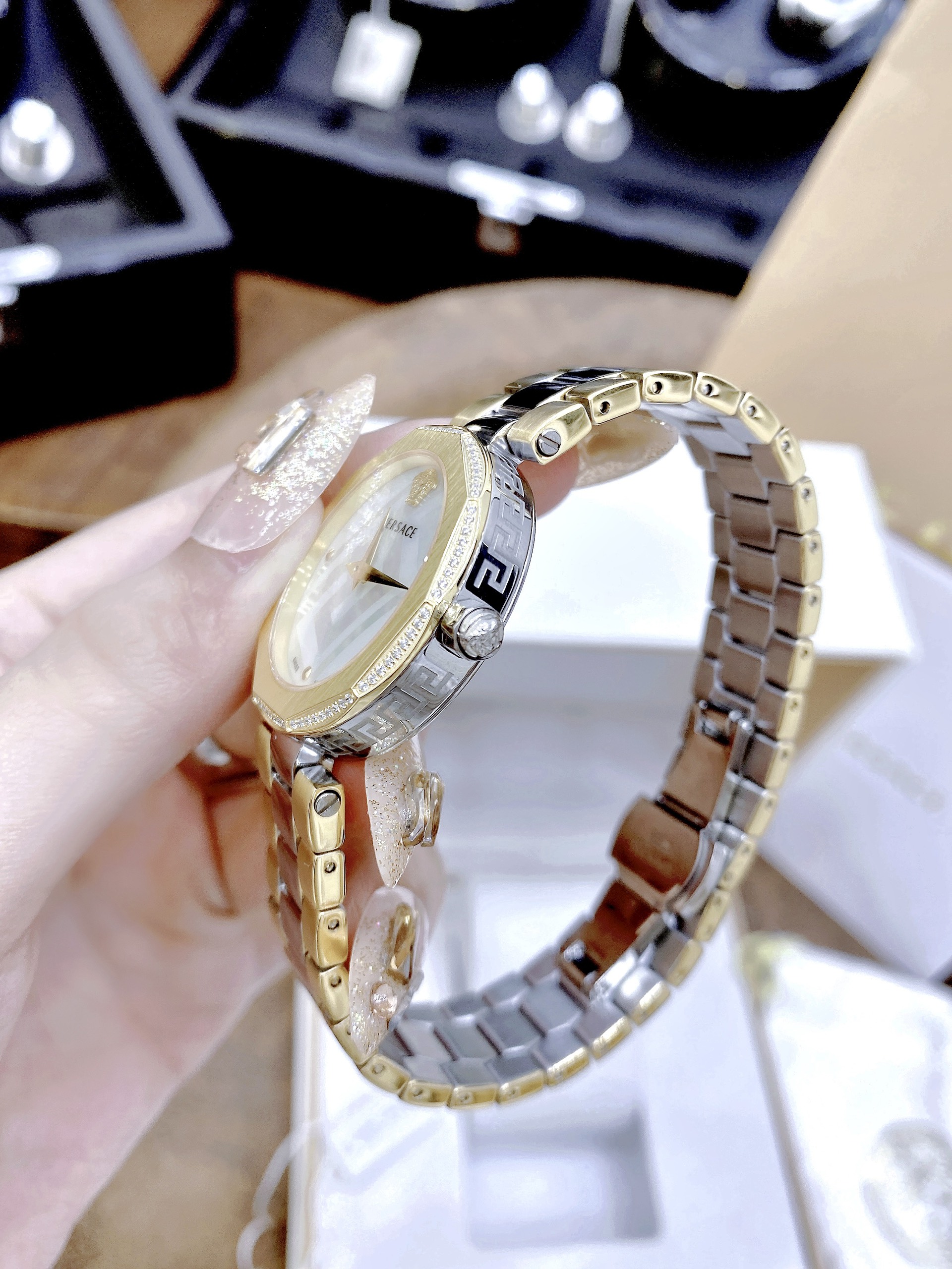 Đồng hồ nữ Versace Idiya like auth dây kim loại Demi Gold đính đá Đồng hồ nữ Versace Idiya like auth dây kim loại Demi Gold đính đá