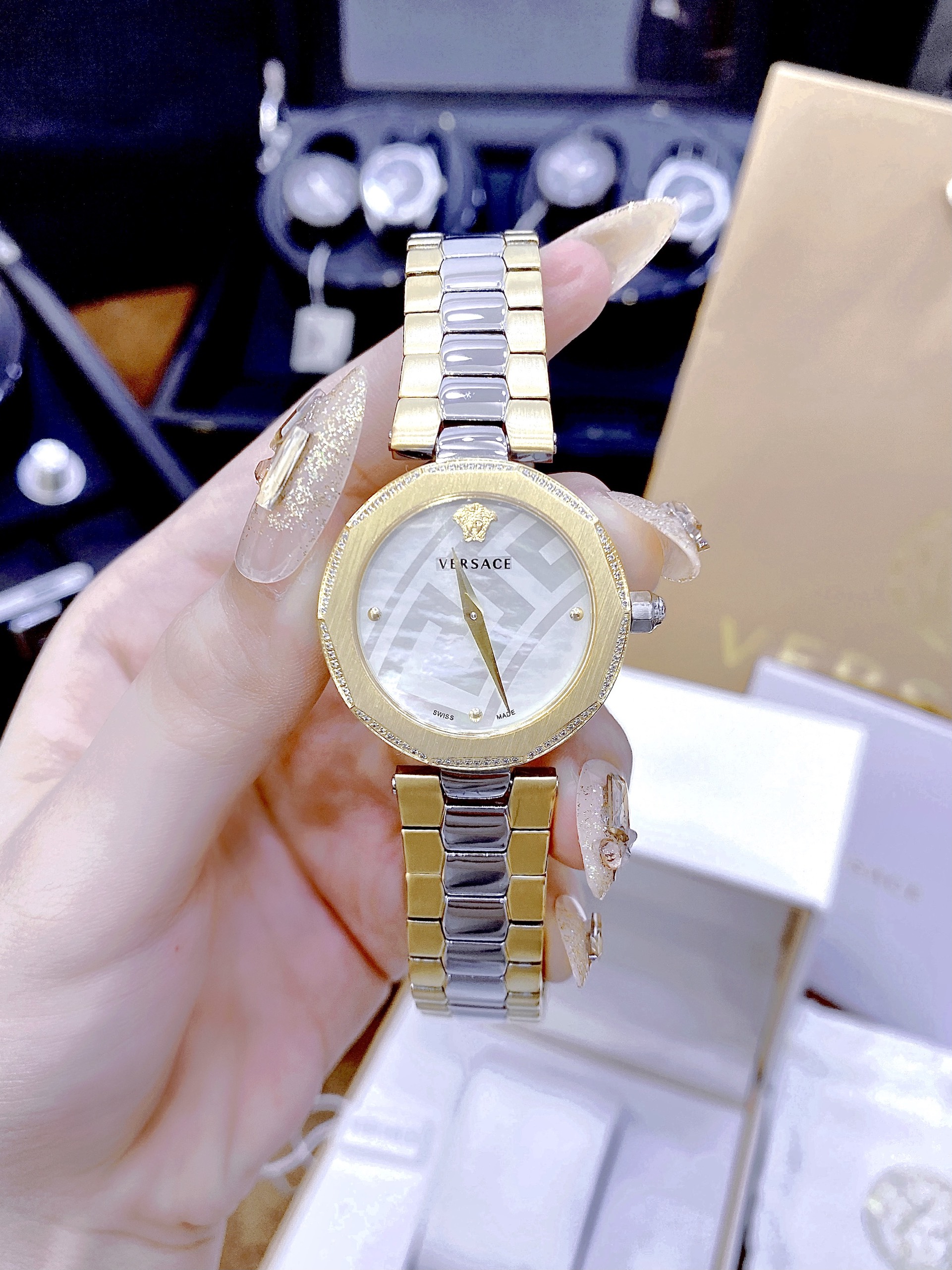 Đồng hồ nữ Versace Idiya like auth dây kim loại Demi Gold đính đá Đồng hồ nữ Versace Idiya like auth dây kim loại Demi Gold đính đá