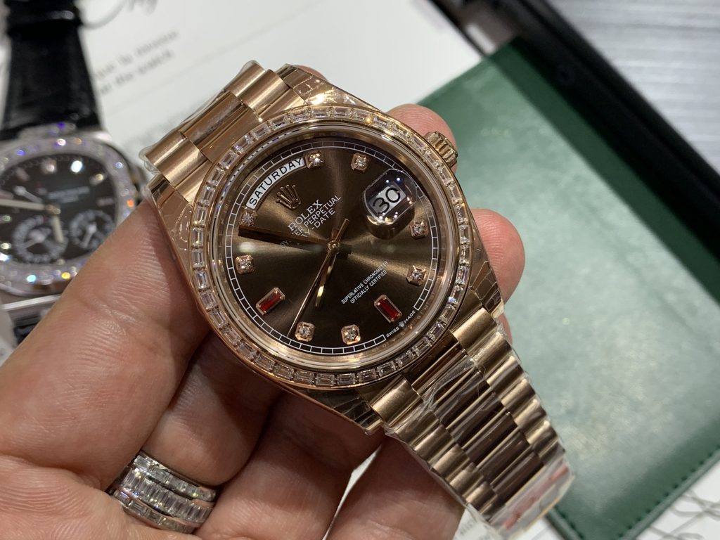 Đồng hồ Rolex Day-Date Replica 11 cọc số Ruby niềng đá baguette 40mm